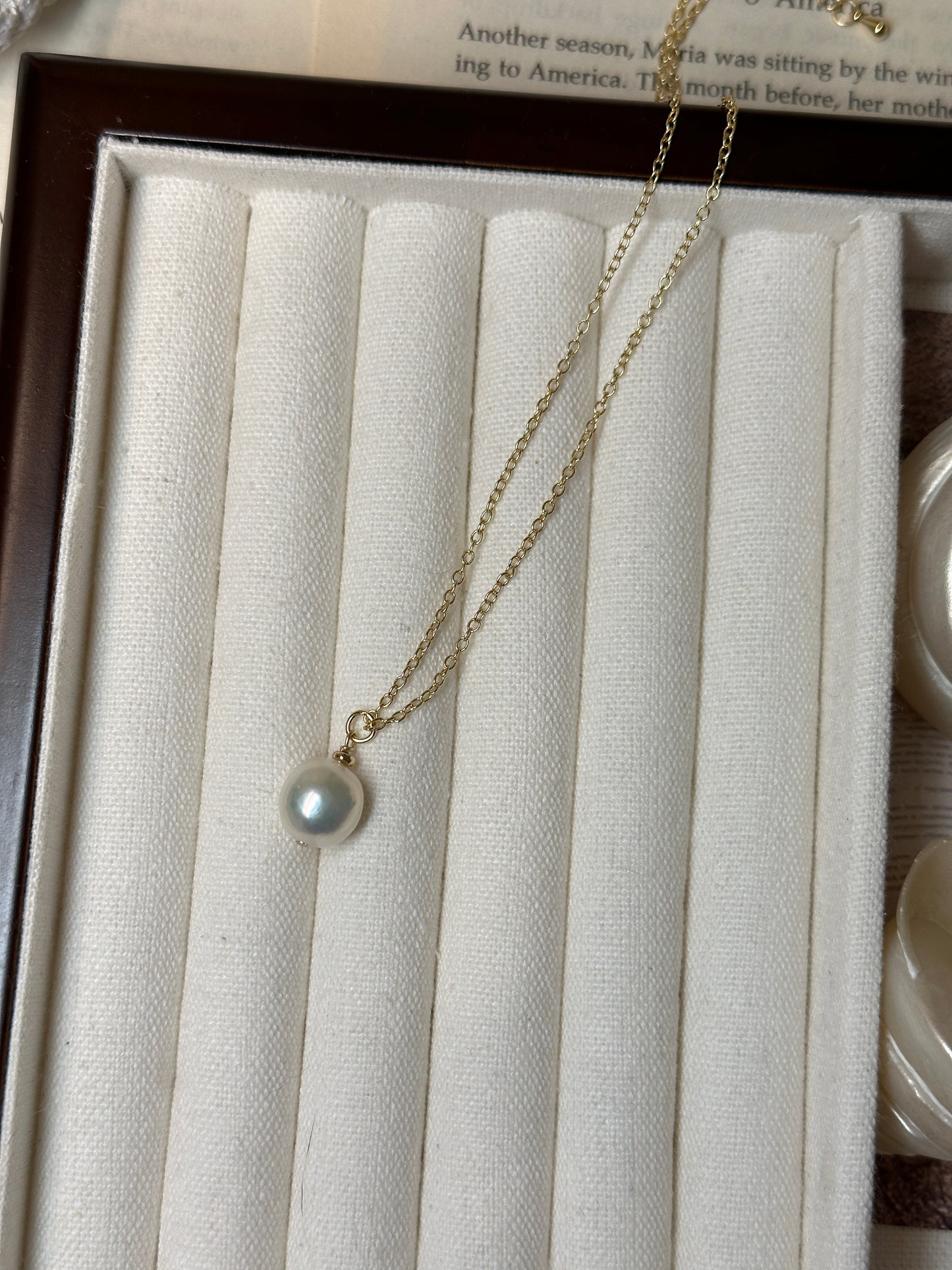 Lustrous Sea Water Pearl Collar Necklace