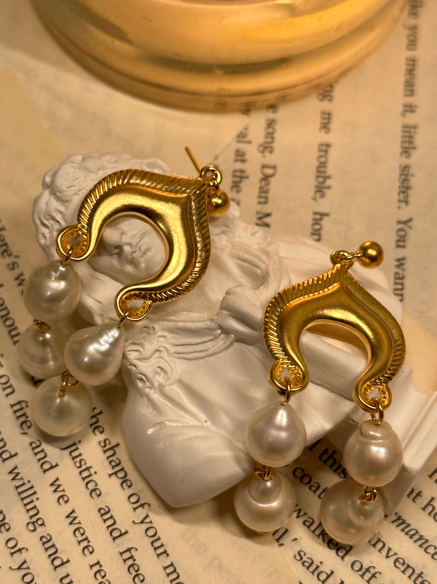 Boucles d'oreilles en perles baroques de créateur