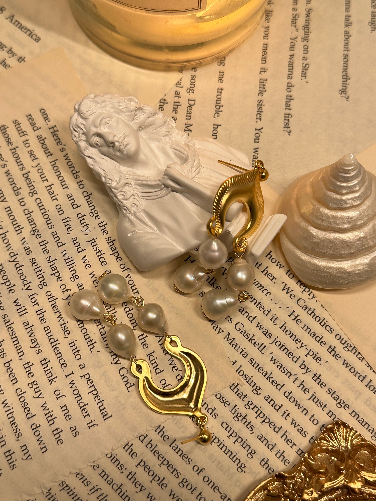 Boucles d'oreilles en perles baroques de créateur