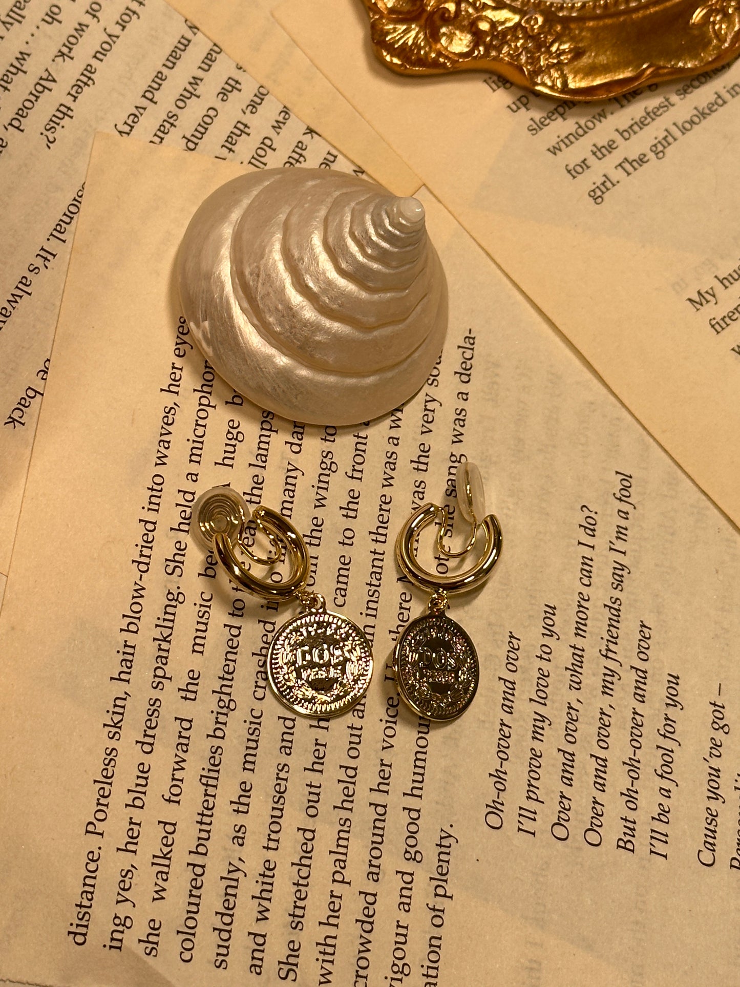 Clips d'oreilles en métal avec pièces de monnaie à caractères abstraits