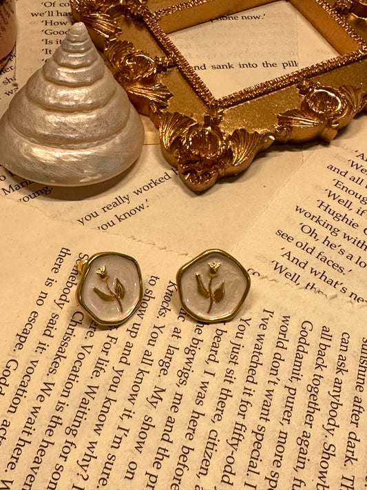 Vieille boucles d'oreilles tulipes en émail