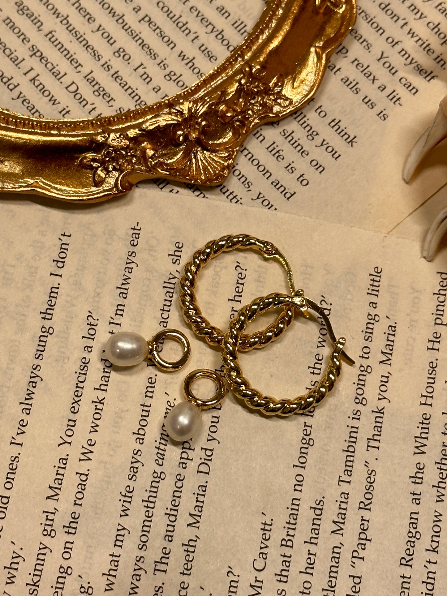 Boucles d'oreilles torsadées vintage avec arceaux en perles