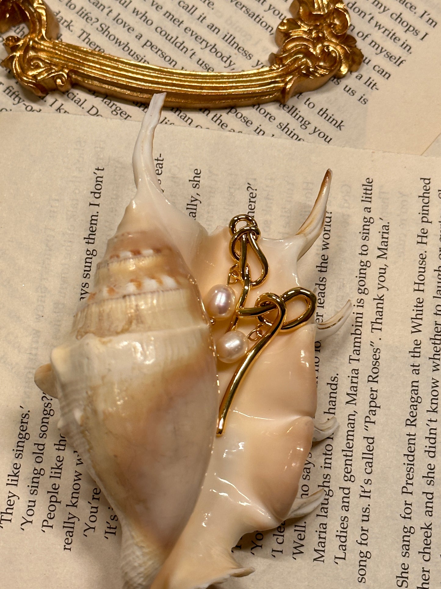 Boucles d'oreilles en perles de forme irrégulière et nouée